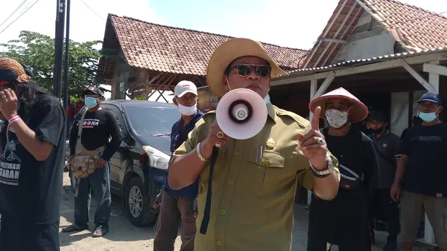 Anggota DPRD Blora, HM Warsit ketika berorasi di CPP Gundih PT Pertamina EP Asset 4 Cepu Field, Desa Sumber, Kecamatan Kradenan, Kabupaten Blora. (Liputan6.com/Ahmad Adirin)