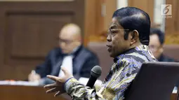 Terdakwa dugaan penerimaan suap terkait kerja sama pembangunan PLTU Riau-1, Idrus Marham menjawab pertanyaan saat JPU KPK sidang lanjutan di Pengadilan Tipikor, Jakarta, Selasa (12/3). Sidang memeriksa keterangan terdakwa. (Liputan6com/Helmi Fithriansyah)