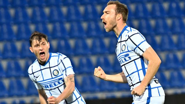 FOTO: Satu Genggaman Inter Milan di Trofi Liga Italia usai Bungkam Crotone