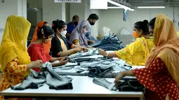 Aktivitas pekerja di pabrik garmen di Dhaka, Bangladesh (12/8/2020). Pendapatan ekspor Bangladesh pada Juli tercatat lebih dari 44 persen lebih tinggi dibandingkan Juni, yang berarti sektor ekspor di negara itu kembali berangsur normal setelah menderita dampak serius akibat pandemi COVID-19.(Xinhua)
