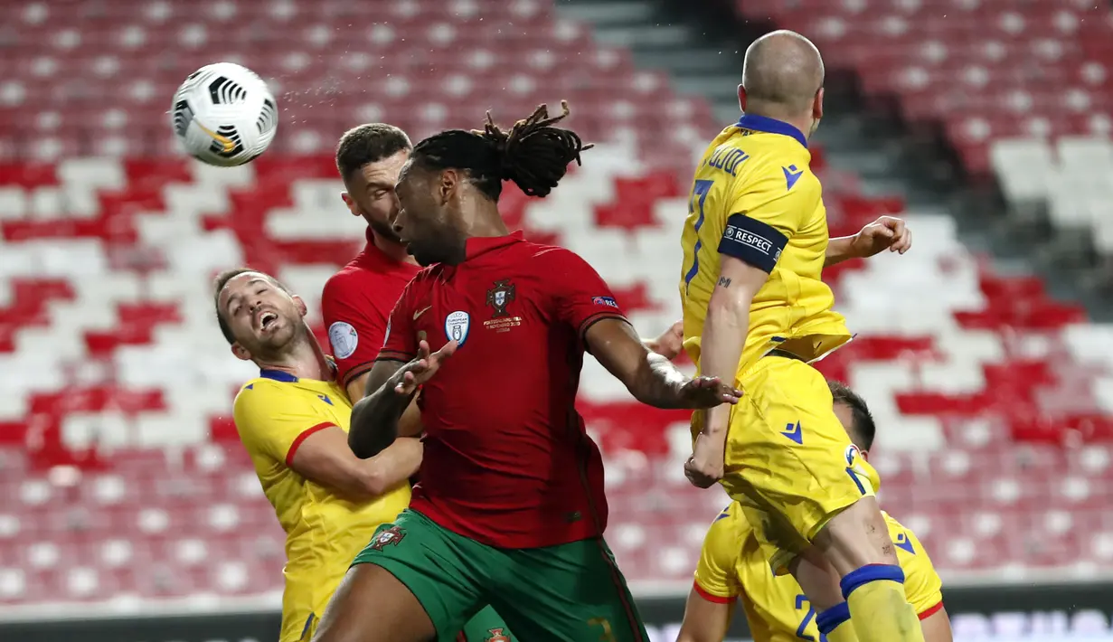 Pemain Portugal, Ruben Semedo (tengah) menyundul bola dalam laga uji coba Internasional melawan Andorra di Stadion Luz, Lisbon, Portugal, Kamis (12/11/2020) dini hari WIB. Portugal menang telak 7-0 atas Andorra. (AP Photo/Armando Franca)