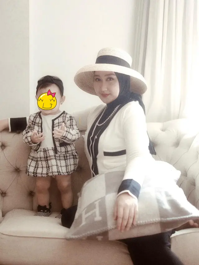 6 Potret Dian Pelangi dan Baby Rumi Pakai Baju Senada, Kompak Tampil Modis