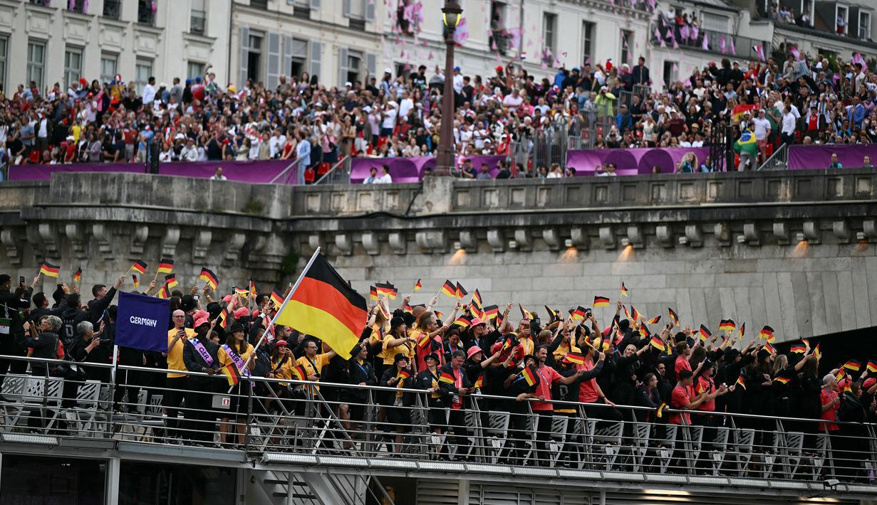Kontingen Jerman berlayar di atas perahu saat upacara pembukaan Olimpiade Paris 2024 di Sungai Seine, Paris Prancis, 26 Juli 2024. (AFP/Patricia De Melo Moreira)