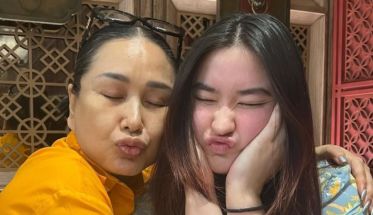 Titi DJ juga terlihat menawan dengan outfit berwarna oranye, tanpa makeup, dan mengenakan sebuah kacamata dengan frame hitam. [Foto: Instagram/stephaniepoetri]