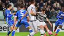 Striker Juventus, Paulo Dybala, berusaha melepaskan tendangan ke gawang Sassuolo. Pada laga itu Juve melakukan tujuh kali percobaan tembakan ke arah gawang Sassuolo. (AFP/Giuseppe Cacace)
