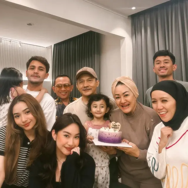 6 Potret Adzana dan Rizky Alatas Rayakan Ultah Anak Kedua, Adi Bing Slamet Hadir