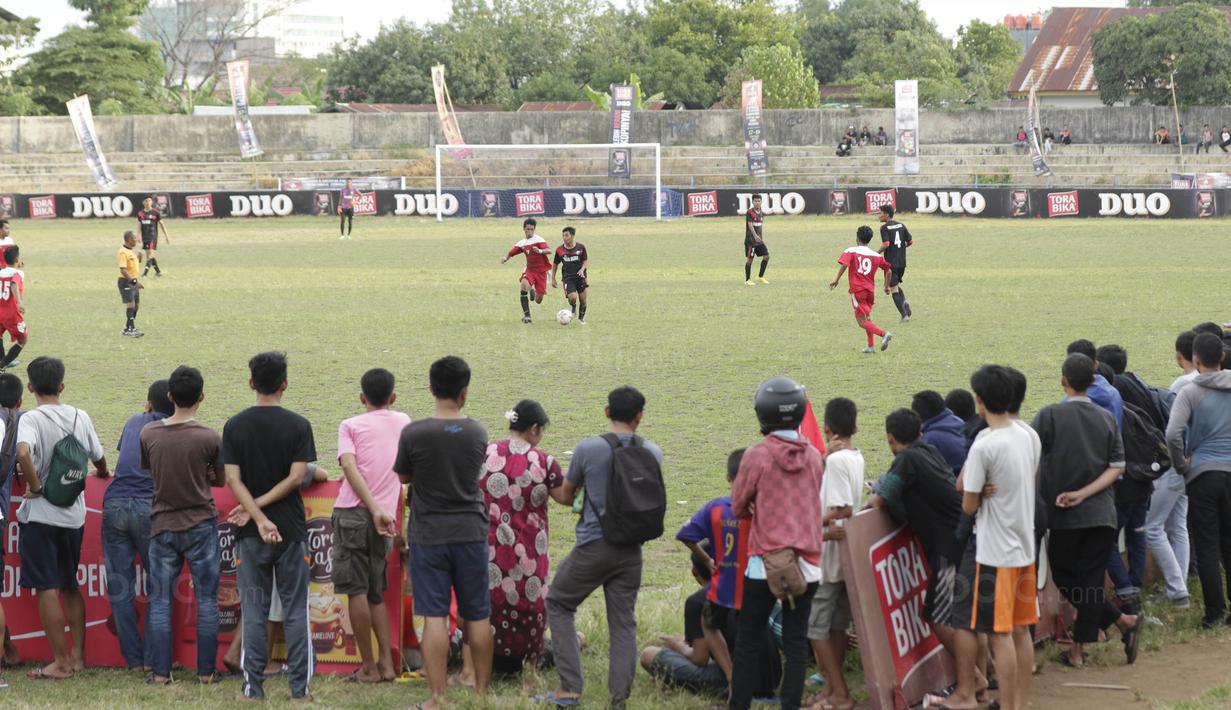 Pemain STIMED Nusa Palapa saat pertandingan melawan STKIP Mega Resky pada laga Torabika Campus Cup 2017 di Stadion UNM, Makassar, Kamis, (19/10/2017). STIMED Nusa Palapa menang adu penalti atas STKIP Mega Resky. (Bola.com/M Iqbal Ichsan)