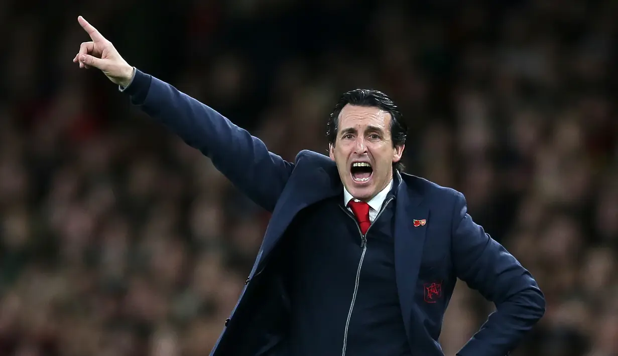 Manajer Arsenal Unai Emery memberi isyarat saat menyaksikan anak asuhnya bertanding melawan Wolverhampton Wanderers dalam Liga Inggris di Stadion Emirates, London, 11 November 2018. Mantan pelatih PSG ini dipecat setelah beberapa bulan terakhir terus menuai prestasi buruk. (Daniel LEAL-OLIVAS/AFP)
