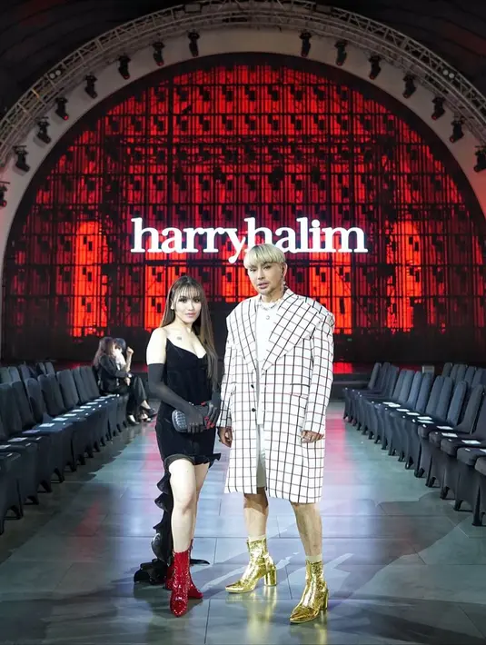 Berada di antara model-model profesional lainnya, Ayu tetap terlihat sangat percaya diri saat melenggang di catwalk fashion show tersebut. [@ayutingting92]