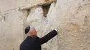 Wakil Presiden AS Mike Pence mengunjungi Tembok Barat di Kota Tua Yerusalem (23/1). Pence menegaskan kembali pernyataan Presiden AS Donald Trump tentang Yerusalem pada tanggal 6 Desember sebagai ibu kota Israel. (AP Photo/Oded Balilty)