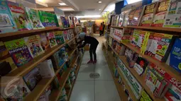 Pegawai merapihkan buku pelajaran di sebuah toko buku di Jakarta, (12/7). Menjelang dimulainya tahun ajaran baru 2016/2017 penjualan buku materi pelajaran dan buku tulis di toko buku mengalami peningkatan sekitar 50 persen. (Liputan6.com/Gempur M Surya)