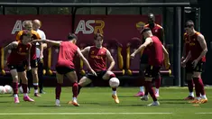 Para pemain AS Roma melakukan pemanasan saat sesi latihan jelang final sepak bola Liga Europa, di pusat latihan Trigoria, Roma, Selasa (30/5/2023). (AP Photo/Alessandra Tarantino)
