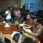 Pelaksana Tugas (Plt) BPKAD Sumut Raja Indra Saleh didampingi Kabag Humas Biro Humas dan Keprotokolan Setdaprov Sumut Muhammad Ikhsan memberikan keterangan pers