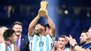 Aguero yang turut mengenakan jersey Timnas Argentina itu ikut selebrasi. Bahkan mantan pemain Manchester City itu sempat mengangkat serta mencium trofi Piala Dunia. (AFP/Franck Fife)
