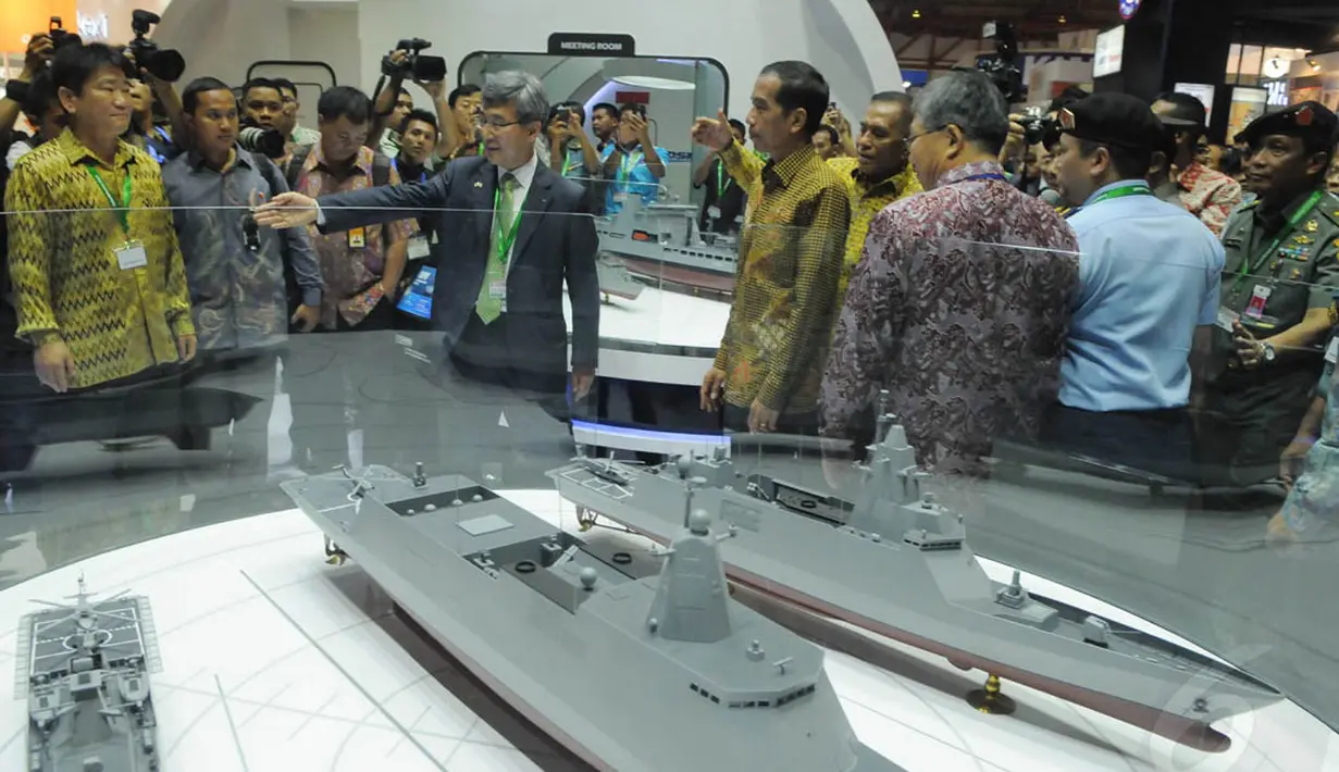Di pameran Indo Defence, Jokowi meninjau ke berbagai stand, Jakarta, Jumat (7/11/2014). (Liputan6.com/Herman Zakharia)