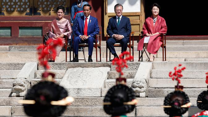 Presiden Jokowi bersama Presiden Korea Selatan Moon Jae-in didampingi Ibu Negara Iriana Joko Widodo dan Ibu Negara Kim Jung-sook disuguhi kesenian korea saat upacara penyambutan di istana Changdeokgung, Seoul, Senin (10/9). (Jeon Heon-kyun/Pool via AP)