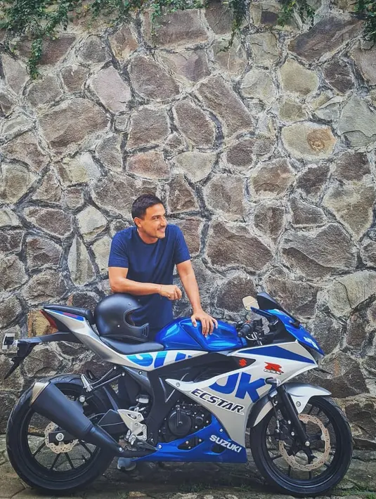 Hal yang  membuat suami Raisa ini bisa mencintai alam lantaran ia pernah menjadi anak hutan. Siapa sangka, selama kurang lebih lima tahun, Hamish menjadi anak hutan di Sumba. (Instagram/hamisdw)