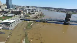 Foto udara memperlihatkan Sungai Ohio yang meluap karena hujan lebat di kota Cincinnati, Ohio, Senin (26/2). Sejumlah kabupaten telah menyatakan keadaan darurat, dan seluruh kota di sepanjang Sungai Ohio terendam banjir. (DroneBase via AP)