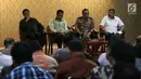 Menpora Imam Nahrawi (kedua kiri) menggelar rapat koordinasi Asian Games 2018 bersama Ketua KOI Erick Tohir (kiri), CdM Indonesia untuk Asian Games Komjen Syafruddin (kedua kanan) dan Waketum I KONI di Jakarta, Jumat (12/1). (Liputan6.com/Angga Yuniar)