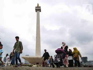 Aktivitas warga saat berkunjung di kawasan Monumen Nasional (Monas), Jakarta, Rabu (25/12/2024). (Liputan6.com/Angga Yuniar)