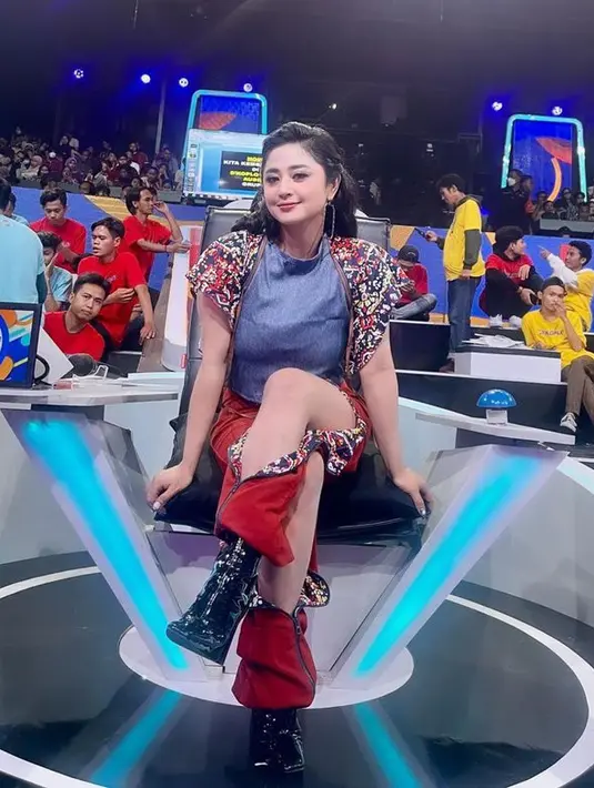 <p>Tak hanya jadi juri, pemilik nama Dewi Murya Agung ini juga jadi host pada program TV. [Foto: instagram.com/dewiperssik9]</p>