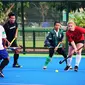 Mantan pemain Amerika HCL, Michele (berkaus merah), yang ingin mencoba lapangan Hockey bertaraf Internasional di Surabaya