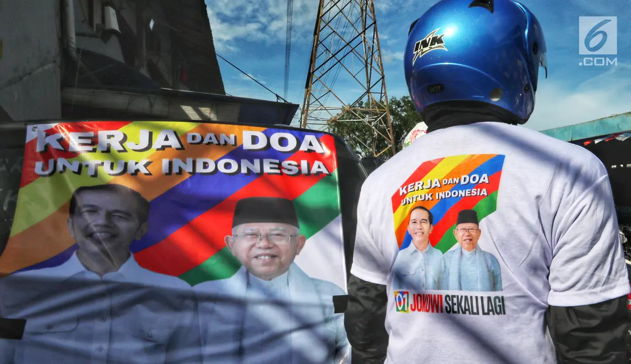 Relawan capres dan cawapres nomor urut 01 Joko Widodo atau Jokowi dan Ma'ruf Amin bersiap untuk konvoi menuju lokasi debat Pilpres 2019 di Jakarta, Minggu (17/2). Massa berkonvoi menggunakan sepeda motor, bus, dan truk. (Liputan6.com/JohanTallo)