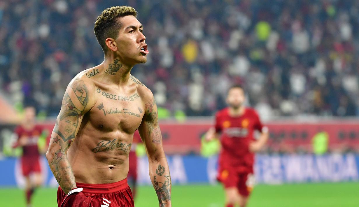 Gelandang Liverpool, Roberto Firmino, merayakan gol yang dicetaknya ke gawang Flamengo pada laga Piala Dunia Antarklub 2019 di Stadion Internasional Khalifa, Doha, Minggu (21/12). Liverpool menang 1-0 atas Flamengo. (AFP/Giuseppe Cacace)