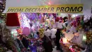 Jelang perayaan hari Natal 2014, sejumlah penjual aksesoris mulai mengalami peningkatan penjualan hingga 20-30 persen. Foto diambil pada Jumat (12/12/2014). (Liputan6.com/Faizal Fanani)