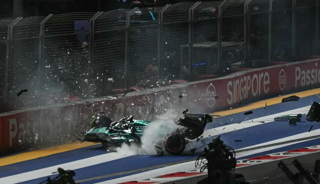 Mobil pembalap Aston Martin, Lance Stroll menabrak dinding lintasan saat sesi Kualifikasi 1 (Q1) Formula 1 GP Singapura 2023 yang berlangsung di Sirkuit Marina Bay, Singapura, Sabtu (16/03/2023).  Insiden tersebut terjadi saat Stroll menyelesaikan putaran terakhirnya di Q1. (AFP/Mohd Rashfan)
