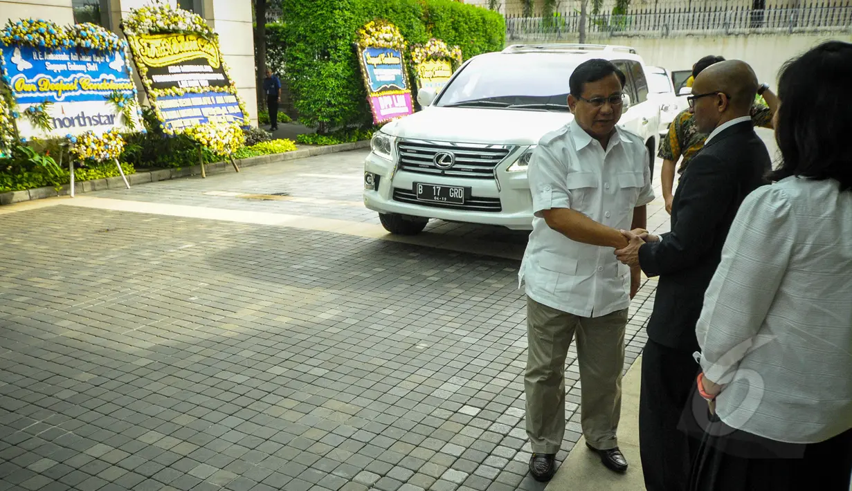 Ketua Umum Partai Gerindra, Prabowo Subianto saat tiba di Kedubes Singapura, Jakarta, Kamis (26/3/2015). Kedatangan Prabowo untuk menyampaikan belasungkawa atas wafatnya Mantan Perdana Menteri Singapura, Lee Kuan Yew.(Liputan6.com/Faizal Fanani)