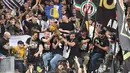 Suporter Juventus mengangkat trofi Coppa Italia di Stadion Olimpico, Roma, Sabtu (21/5/2016). (AFP/Tiziana Fabi)
