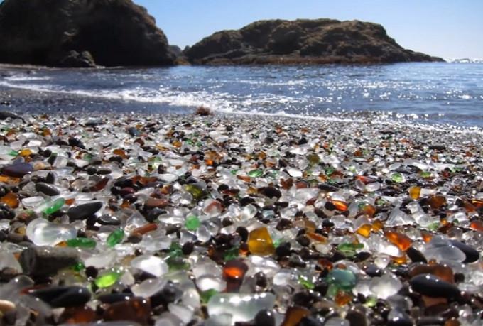 Berpasir Hitam Hingga Penuh Kerang Ini 5 Pantai Teraneh Di