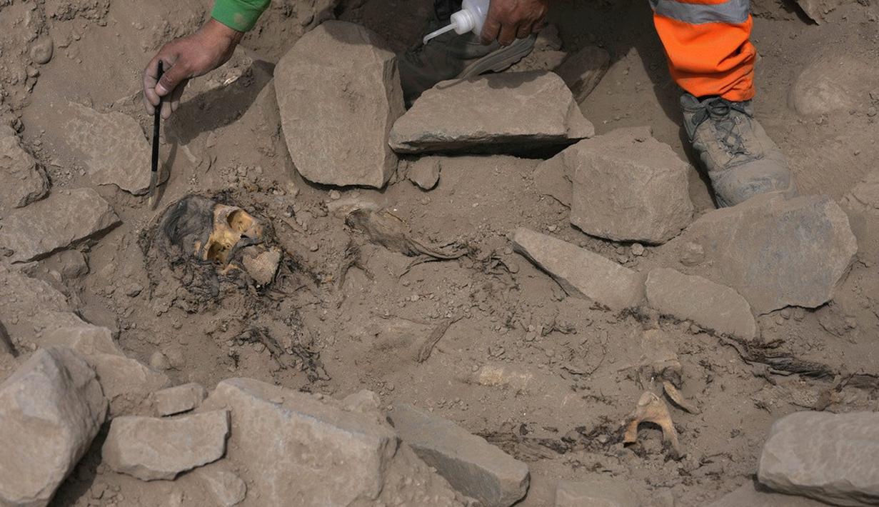 <p>Seorang arkeolog menggali mumi pra-Hispanik yang ditemukan di sebelah lapangan latihan tim sepak bola profesional Peru di lingkungan El Rimac, Lima, Peru, Kamis (15/6/2023). Penggalian hingga penemuan mumi dilakukan mahasiswa dari Universitas San Marcos dan sejumlah arkeolog. (AP Photo/Martin Mejia)</p>