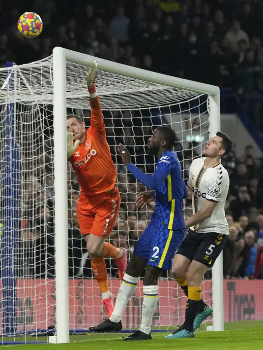 Penjaga gawang Everton Jordan Pickford melakukan penyelamatan saat melawan Chelsea pada pertandingan sepak bola Liga Inggris di Stadion Stamford Bridge, London, Inggris, 16 Desember 2021. Pertandingan berakhir imbang 1-1. (AP Photo/Alastair Grant)