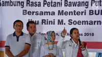 Menteri BUMN Rini Soemarno (kanan) didampingi Plt Dirut Pertamina Nicke Widyawati, Dirut PT Semen Indonesia Hendi Prio Santoso dan Dirut Bank BNI Achmad Baiquni mengunjungi pengungsian di Desa Sembalun Bumbung, Lombok, Minggu (25/8). (Liputan6.com/HO/Eko)