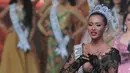 Ekpresi kesedihan Puteri Indonesia 2014 Elvira Devinamira dalam malam Grand Finalis Puteri Indonesia 2015 di JCC, Jakarta, Jumat (20/2). Elvira digantikan oleh finalis dari Jawa Tengah Anindya Kusuma Putri. (Liputan6.com/Herman Zakharia)