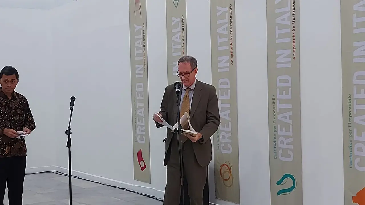 Pameran resmi dibuka oleh dubes Italia Benedetto Latteri di Galeri Nasional Indonesia Rabu (8/3/2023), (Liputan6.com/ Linda Sapira).