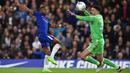 Gelandang Chelsea, Charly Musonda, berusaha membobol gawang Nottingham Forest yang dijaga Stephen Henderson pada laga Piala Liga di Stadion Stamford Bridge, London, Rabu (20/9/2017). Chelsea menang 5-1 atas Forest. (AFP/Glyn Kirk)