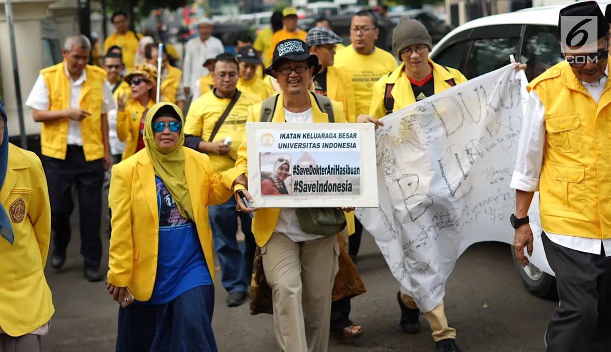 Ikatan Keluarga Besar UI (IKB UI) menggelar aksi solidaritas untuk dokter Robiah Khairani Hasibuan atau Ani Hasibuan di Kampus Universitas Indonesia, Jakarta, Jumat (17/5). Massa membentangkan spanduk berisi tandatangan dukungan untuk Ani Hasibuan. (Liputan6.com/Immanuel Antonius)