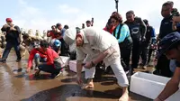 Ketua Umum Partai Gerindra Prabowo Subianto bersama mantan Menteri Kelautan dan Perikanan Susi Pudjiastuti dalam acara pelepasan anak penyu di Pantai Pangandaran, Jawa Barat, Senin (17/7/2023). (Tim&nbsp;Humas Prabowo)