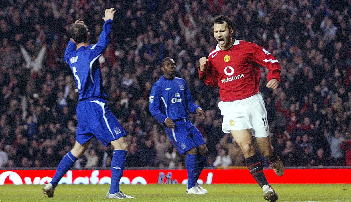 Legenda Manchester United, Ryan Giggs, yang bermain pada kurun waktu 1990-2014 berada di peringkat 8. (AFP Photo/Paul Ellis)