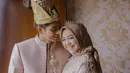 Sedangkan Teuku Ryan kembali mengenakan busana khas Aceh untuk pria bernuasa senada dengan headpiece yang lebih berbeda. Foto: Instagram.