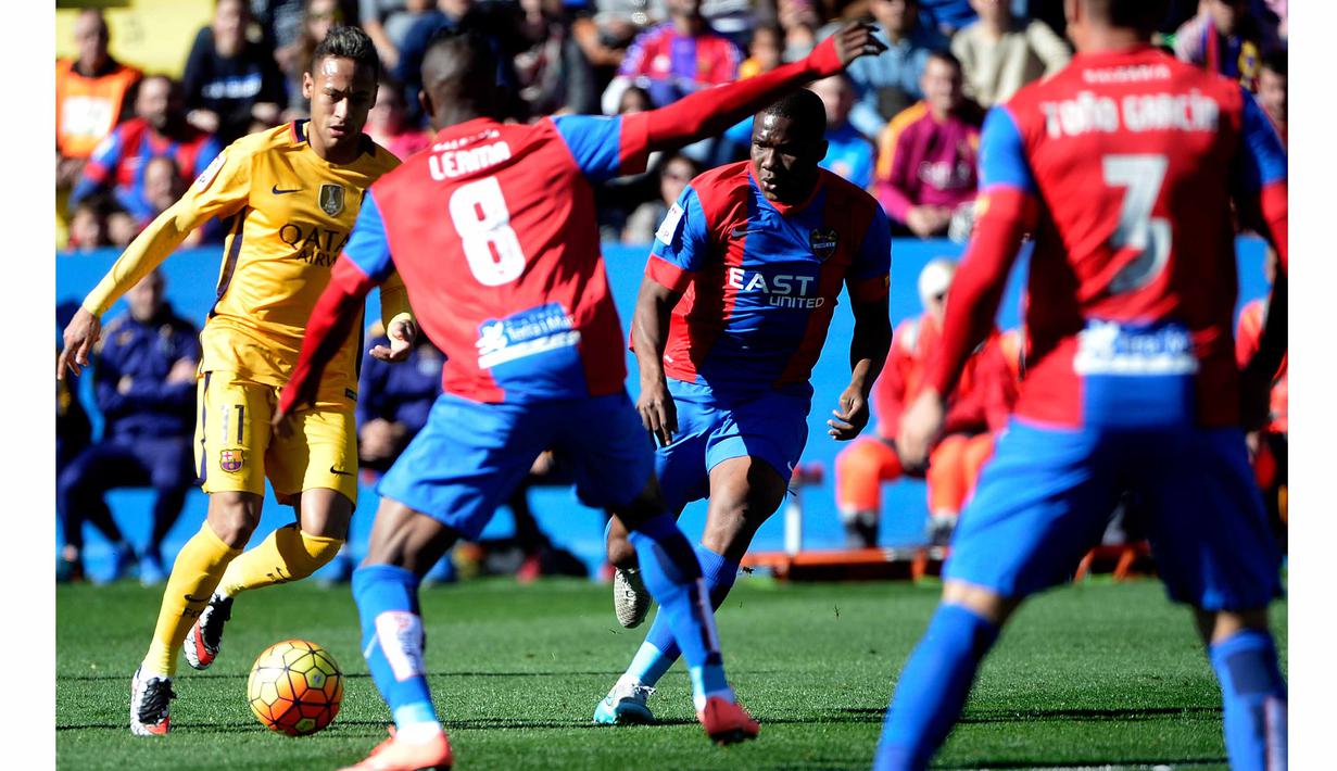 Pemain Barcelona, Neymar (kiri) berusaha menerobos pertahanan Levante pada lanjutan La Liga Spanyol pekan ke-22 di Stadion Ciutat de Valencia, Valencia, Minggu (7/2/2016).  (AFP/Jose Jordan)
