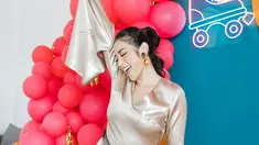 Makeup dan penampilan Jedar di hari ulang tahunnya berhasil curi perhatian. Memang berparas cantik, tapi berkat makeup dan kebahagiaan, ibu dua anak ini terlihat begitu glowing.(Liputan6.com/IG/@inijedar)