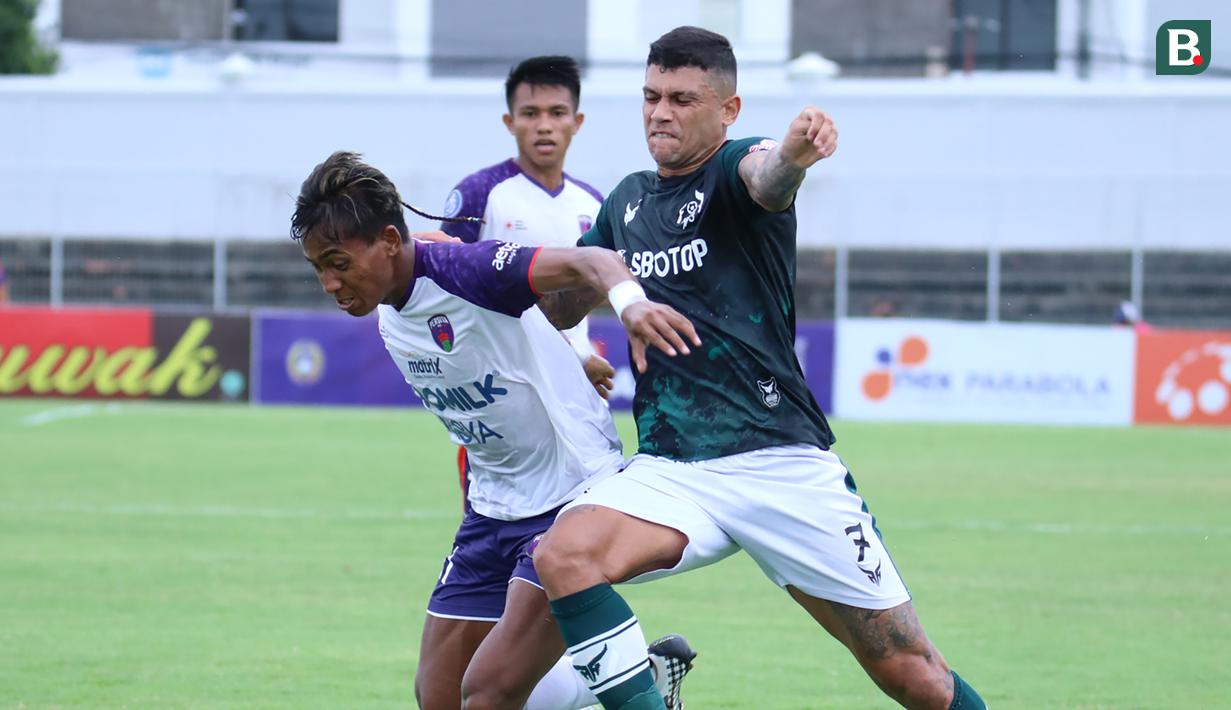 Persikabo 1973 yang mengandalkan striker Ciro Alves sebagai top skor mereka mendapat pengawalan yang ketat dari bek Persita Tangerang sekaligus kapten tim, Muhammad Toha di sepanjang babak pertama. (Bola.com/Nandang Permana)