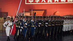 Upacara pengibaran bendera untuk merayakan 71 tahun berdirinya Republik Rakyat China digelar di Lapangan Tian'anmen, Beijing, China, 1 Oktober 2020. (Xinhua/Ren Chao)