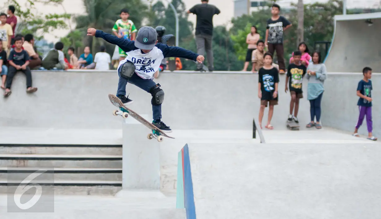 RPTRA dan RTH Kalijodo memiliki luas 1,4 hektar dan dilengkapi dengan lintasan joging, sepeda, skate park, musala, lapangan futsal, outdoor fitnnes dan toilet, Jakarta, Rabu (22/2). (Liputan6.com/Gempur M Surya)