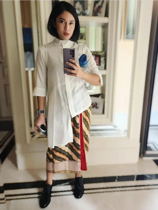 Bin House salah satu jenama fashion tanah air yang kerap meluncurkan koleksi batik, seperti kain yang dikenakan Dian Sastrowardoyo. [@therealdisastr]