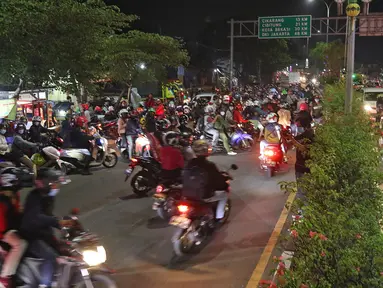 Pemudik motor memadati perbatasan Bekasi-Karawang di Kedungwaringin, Kabupaten Bekasi, Jawa Barat, Minggu (9/5/2021). Pada H-3 jelang Hari Raya Idul Fitri 1422H petugas gabungan dari TNI,Polri,Dishub dan Satpol PP memperketat penjagaan pemudik di perbatasan. (Liputan6.com/Herman Zakharia)